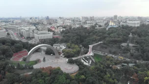 Kijev, Ukrajna. Újraegyesülés Íve. Légi felvétel — Stock videók