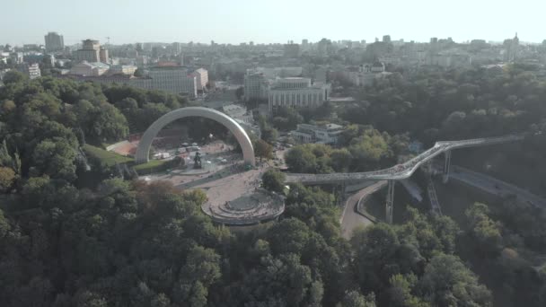 Kiev, Ucrania. Arco de Reunión. Vista aérea — Vídeos de Stock