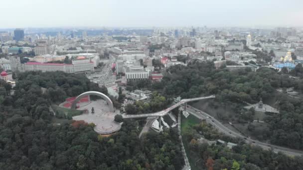 Kyjev, Ukrajina. Reunion Arch. Letecký pohled — Stock video