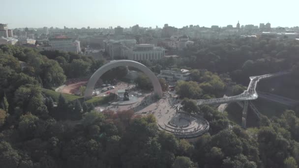 Kiev, Ucrania. Arco de Reunión. Vista aérea — Vídeos de Stock