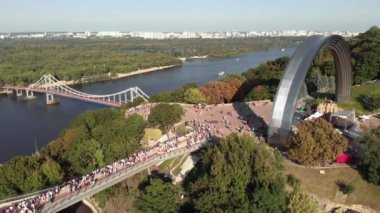 Kyiv, Ukrayna. Buluşma Kemeri. Hava görünümü