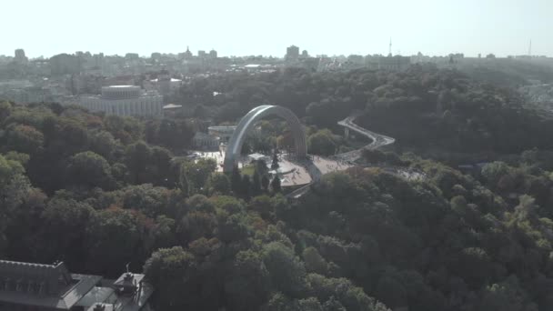 Kijev, Ukrajna. Újraegyesülés Íve. Légi felvétel — Stock videók