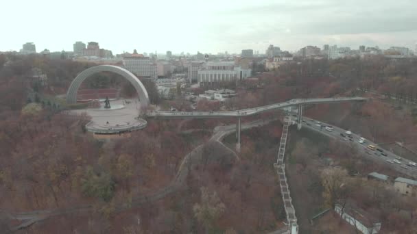 Kiev, Ucrania. Arco de Reunión. Vista aérea — Vídeo de stock