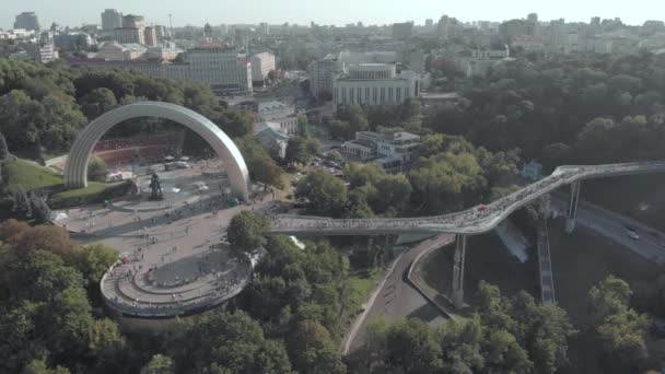 Kiev, Ucrânia. Arco da Reunião. Vista aérea — Vídeo de Stock