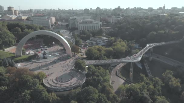 Kiev, Ucrania. Arco de Reunión. Vista aérea — Vídeos de Stock