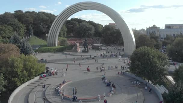 Kiev, Ucrânia. Arco da Reunião. Vista aérea — Vídeo de Stock