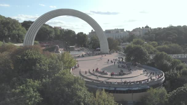 Kiev, Ucrania. Arco de Reunión. Vista aérea — Vídeo de stock
