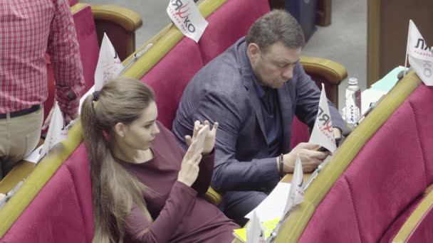 KYIV, UKRAINE -エイプリル社2018年3月。ウクライナ議会の議員。キエフ。ウクライナ. — ストック動画