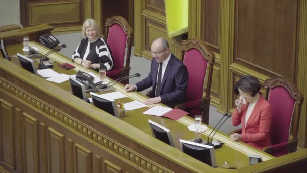 KYIV, UCRÂNIA - 3 de abril de 2018. Deputados do Parlamento ucraniano. Kiev. Ucrânia . — Vídeo de Stock