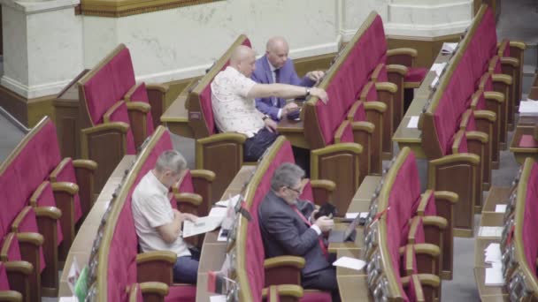 КИЕВ, Украина - 3 апреля 2018 года. Депутаты украинского парламента. Киев. Украина . — стоковое видео