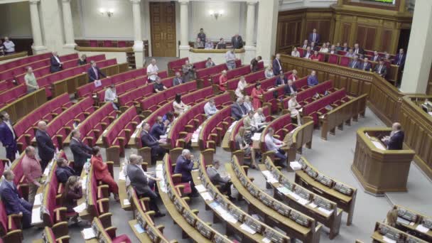 KYIV, UKRAINE - APRIL 3, 2018. Afgevaardigden van het Oekraïense parlement. Kiev. Oekraïne. — Stockvideo