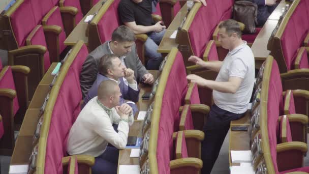 KYIV, UKRAJINA - 3. dubna2018. Poslanci ukrajinského parlamentu. Kyjev. Ukrajina. — Stock video