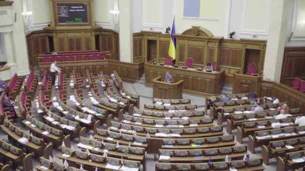 KYIV, UKRAINE - APRIL 3, 2018. Afgevaardigden van het Oekraïense parlement. Kiev. Oekraïne. — Stockvideo