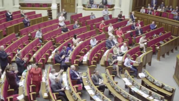 Posłowie ukraińskiego parlamentu. Kijów. Ukraina. — Wideo stockowe