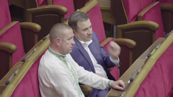 KYIV, UKRAJINA - 3. dubna2018. Poslanci ukrajinského parlamentu. Kyjev. Ukrajina. — Stock video