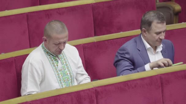 KYIV, UKRAINE - APRIL 3, 2018. Afgevaardigden van het Oekraïense parlement. Kiev. Oekraïne. — Stockvideo