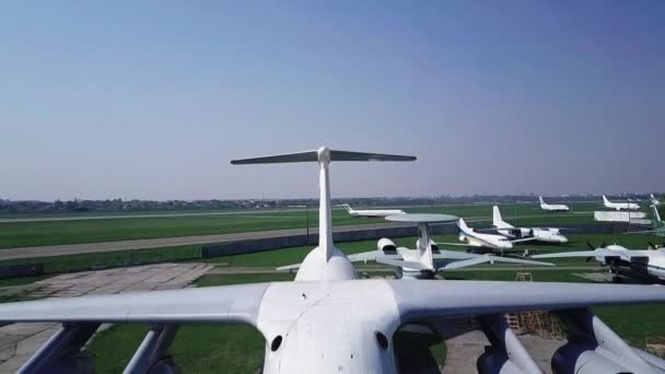 Luftfahrtmuseum in Kiew, Ukraine. Flugzeuge — Stockvideo