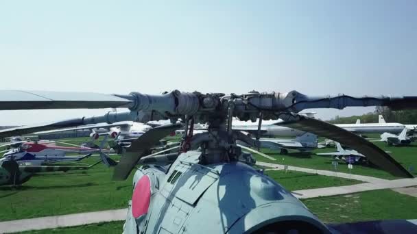 Muzeum letectví v Kyjevě na Ukrajině. Vrtulník. — Stock video