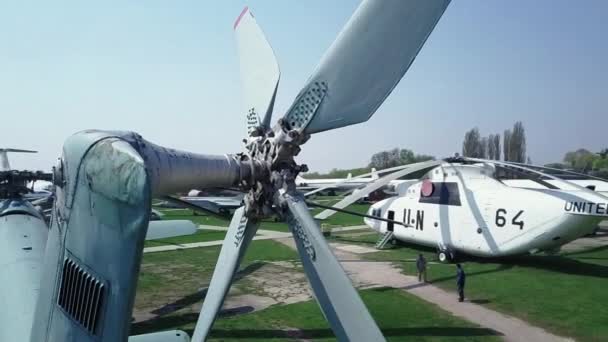 Muzeum letectví v Kyjevě na Ukrajině. Vrtulník. — Stock video