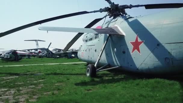 Luftfahrtmuseum in Kiew, Ukraine. Hubschrauber. — Stockvideo