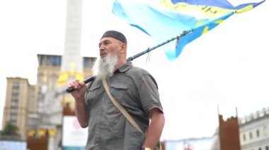 Kırım Tatar adam Kyiv caddesinde. Ukrayna