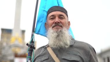 Kırım Tatar adam Kyiv caddesinde. Ukrayna