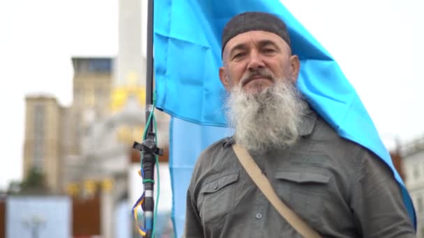 Homem tártaro da Crimeia na rua de Kiev. Ucrânia — Vídeo de Stock