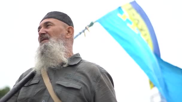 Krymski tatar na ulicy Kijowa. Ukraina — Wideo stockowe