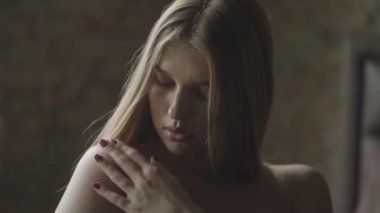 Seksi, çıplak kız. Yavaş çekim.