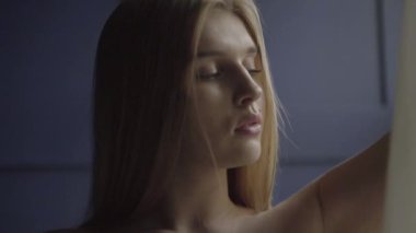 Seksi, çıplak kız. Yavaş çekim.