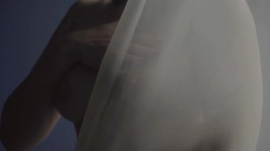 Seksi, çıplak kız. Yavaş çekim.