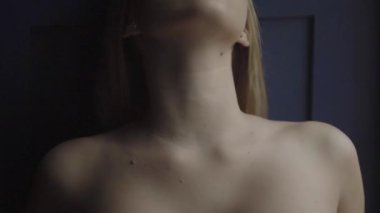 Seksi, çıplak kız. Yavaş çekim.