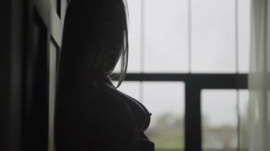 Seksi, çıplak kız. Yavaş çekim.