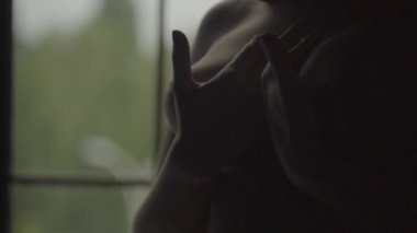 Seksi, çıplak kız. Yavaş çekim.