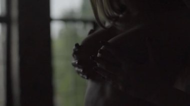 Seksi, çıplak kız. Yavaş çekim.