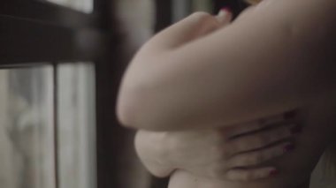 Seksi, çıplak kız. Yavaş çekim.