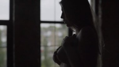 Seksi, çıplak kız. Yavaş çekim.