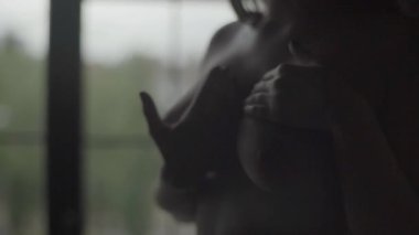 Seksi, çıplak kız. Yavaş çekim.