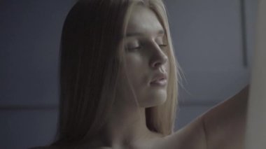 Seksi, çıplak kız. Yavaş çekim.