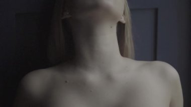 Seksi, çıplak kız. Yavaş çekim.