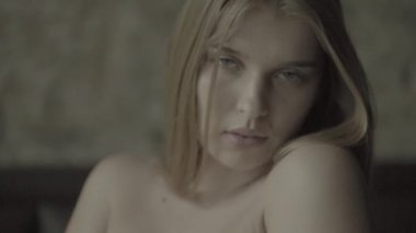 Seksi, çıplak kız. Yavaş çekim.