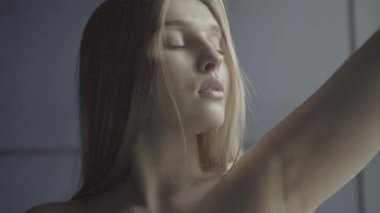 Seksi, çıplak kız. Yavaş çekim.