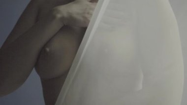 Seksi, çıplak kız. Yavaş çekim.