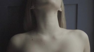 Seksi, çıplak kız. Yavaş çekim.