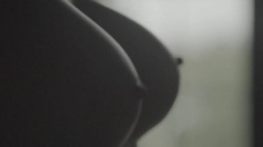 Seksi, çıplak kız. Yavaş çekim.