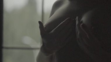 Seksi, çıplak kız. Yavaş çekim.