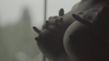 Seksi, çıplak kız. Yavaş çekim.