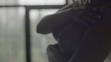 Seksi, çıplak kız. Yavaş çekim.