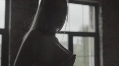 Seksi, çıplak kız. Yavaş çekim.