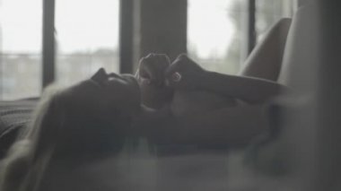 Seksi, çıplak kız. Yavaş çekim.